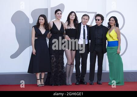 Erendira Nunez Larios, Cristina Velasco, Charlotte Gainsbourg, Tim Roth, directeur Michel Franco, Iazua Larios participe à la première Sundown dans le cadre du 78e Festival international du film de Venise, à Venise, en Italie, le 04 septembre 2021. Photo de Paolo Cotello/imageSPACE/MediaPunch Banque D'Images