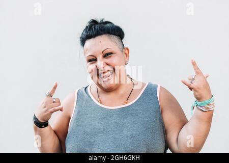 Femme d'âge moyen positive avec coupe de cheveux Cherokee Banque D'Images