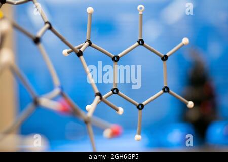 Un assemblage de complète la structure des molécules organiques avec un arrière-plan flou pour la compréhension de la chimie en laboratoire Banque D'Images