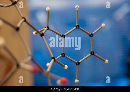 L'assemblage de complète la structure des molécules organiques avec un arrière-plan flou pour la compréhension de la chimie en laboratoire Banque D'Images