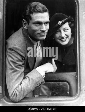 LAURENCE OLIVIER et sa 1ère femme JILL ESMOND à la gare de Waterloo à Londres le 15 juillet 1933 avant de partir par Ship to America et Hollywood pour la deuxième fois après qu'Olivier a été choisi pour être le principal homme de Greta Garbo dans son dernier film QUEEN CHRISTINA pour Metro Goldwyn Mayer Banque D'Images