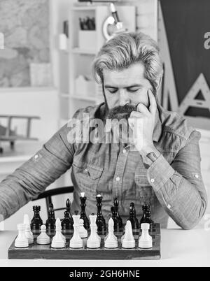Concept de stratégie. Professeur d'école. Jeu de société. Homme intelligent jouant aux échecs. Figures sur le plateau d'échecs. Passe-temps intellectuel. Réfléchir à l'étape suivante. Faites votre Banque D'Images