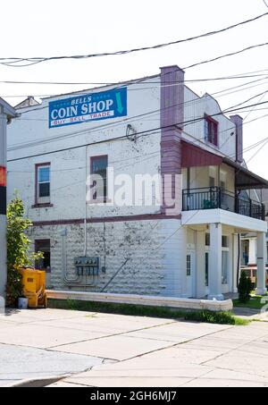 OLEAN, NY, USA-14 AOÛT 2021: La boutique de pièces de monnaie de Bell, Buy-Sell-Trade, dans un petit immeuble de deux étages. Banque D'Images