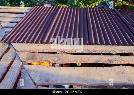 réparation de toit avec des feuilles d'onsulin. Banque D'Images