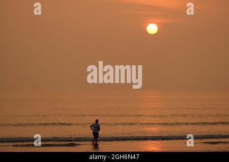 Gower, Swansea, Royaume-Uni. 5 septembre 2021. Météo au Royaume-Uni : une belle soirée balmy avec un soleil chaud et brumeux sur la plage de Llangennith, sur la péninsule de Gower. On prévoit que le sud du pays sera très bien au cours des deux prochains jours, mais on s'attend à des températures et des averses plus basses dans tout le pays plus tard dans la semaine. Credit: Gareth Llewelyn/Alamy Live News Banque D'Images