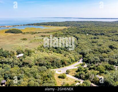 Vue aérienne de l'intersection d'Old Stone Highway, Accabonac Road et Neck Path, East Hampton, NY Banque D'Images