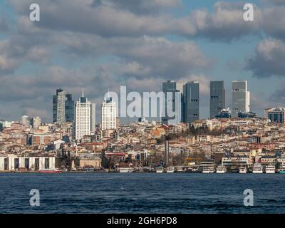 Istanbul, Turquie - 23 février 2020 : vue magnifique sur Istanbul sous les nuages blancs et le ciel bleu, côté européen d'Istanbul, côte de Besiktas parmi les Th Banque D'Images