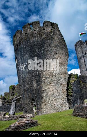 Figure modèle « tenant » la tour penchée du château de Caerphilly. Pays de Galles. ROYAUME-UNI Banque D'Images