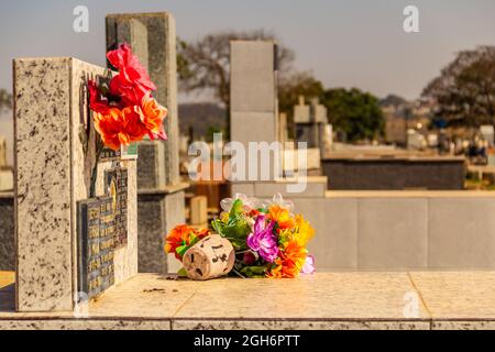 Détails des tombes dans un cimetière dans la ville de Goiânia. Banque D'Images