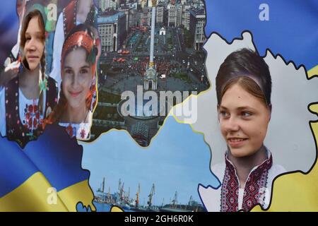 Kramatorsk, Ukraine. 04e septembre 2021. Les enfants vus posant dans la carte de l'Ukraine pendant le festival ethnique à Kramatorsk.le 6ème festival ethnique de l'art amateur dédié à l'artiste et peintre folklorique ukrainien de l'art naïf Maria Prymachenko. L'Ukraine est célèbre pour ses traditions brillantes et sa vie culturelle dynamique, qui attire de plus en plus de visiteurs dans ce beau pays. Crédit : SOPA Images Limited/Alamy Live News Banque D'Images