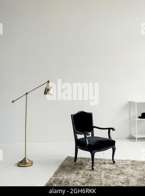 Chaise et lampe vintage dans un intérieur minimaliste Banque D'Images