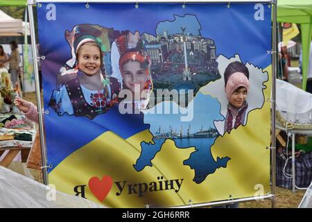 Kramatorsk, Ukraine. 04e septembre 2021. Les enfants vus posant dans la carte de l'Ukraine pendant le festival ethnique à Kramatorsk.le 6ème festival ethnique de l'art amateur dédié à l'artiste et peintre folklorique ukrainien de l'art naïf Maria Prymachenko. L'Ukraine est célèbre pour ses traditions brillantes et sa vie culturelle dynamique, qui attire de plus en plus de visiteurs dans ce beau pays. (Photo par Andriy Andriyenko/SOPA Images/Sipa USA) crédit: SIPA USA/Alay Live News Banque D'Images