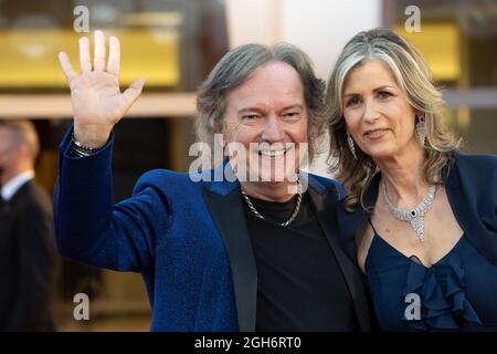 Bruno 'Red' Canzian et sa femme Beatrix Niederwieser assistent au tapis rouge du film 'Competencia Oficial' lors de la 78e F internationale de Venise Banque D'Images