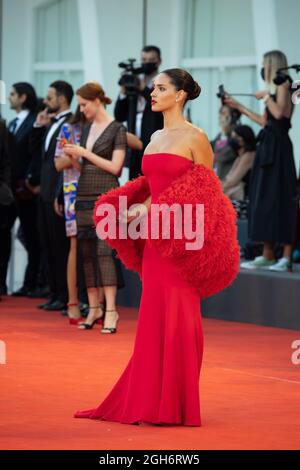 Adria Arjona assiste au tapis rouge du film 'Competencia Oficial' lors du 78e Festival International du film de Venise le 04 septembre 2021 à Ven Banque D'Images