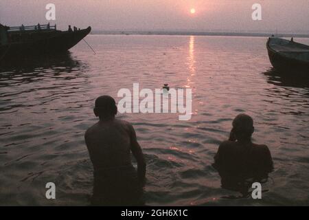 Baignade sur le site sacré hindou River Ganges au lever du soleil, Varanasi, Uttar Pradesh, Inde Banque D'Images