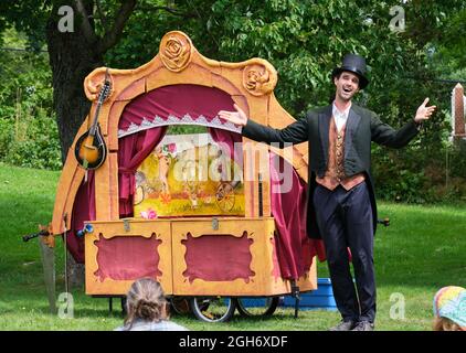 Dartmouth, Nouvelle-Écosse, Canada. 5 septembre 2021. Le maître d’état Arnold s’immisce “troublant Joy: Un spectacle de marionnettes à vélo” dans le cadre du Festival Fringe de Halifax avec une représentation gratuite dans le parc de Dartmouth Commons. Le nouveau spectacle du North Barn Theatre est visité à vélo et présenté à des auditoires ruraux et urbains de la Nouvelle-Écosse en août et septembre 2021. Credit: Meanderingemu/Alamy Live News Banque D'Images