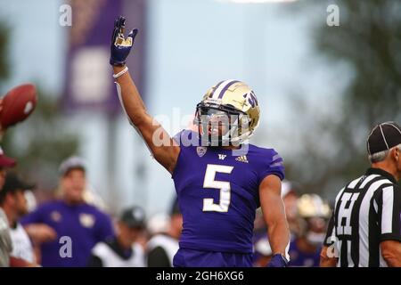 Seattle, WA, États-Unis. 4 septembre 2021. Washington Huskies défensive back Alex Cook (5) tente de faire monter la foule lors d'un match entre les Montana Grizzlies et les Washington Huskies au Husky Stadium de Seattle, WA. Les Grizzlies battit les Huskies 13-7. Sean Brown/CSM/Alamy Live News Banque D'Images