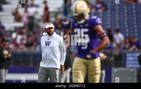 Seattle, WA, États-Unis. 4 septembre 2021. Jimmy Lake, entraîneur-chef des Washington Huskies, marche sur le terrain avant un match entre les Montana Grizzlies et les Washington Huskies au stade Husky de Seattle, WA. Les Grizzlies battit les Huskies 13-7. Sean Brown/CSM/Alamy Live News Banque D'Images