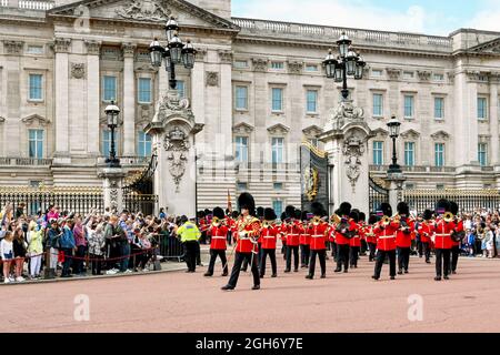 Londres, Angleterre - 2021 août : bande régimentaire des gardes gallois en marche depuis le palais de Buckingham après la cérémonie de la relève de la garde Banque D'Images