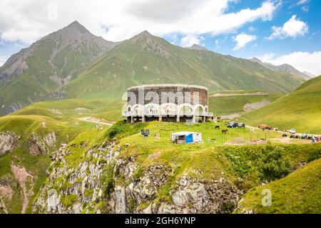 Gudauri View point belvédère au sommet de la montagne avec des vues panoramiques le monument d'amitié Russie-Géorgie peint et en béton d'en haut Banque D'Images