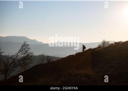 Homme seul voyageant randonnée routard dans les montagnes d'automne. Vie active et saine, aventure, vacances de voyage. Banque D'Images