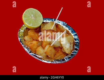 Chaat d'Aloo frais ou Chaat de pommes de terre servi dans une assiette de papier avec citron. Cure-dents pour manger. New Delhi Inde. Banque D'Images