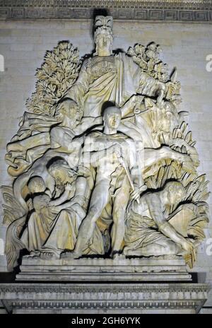 Détail nocturne du groupe sculptural la paix de 1815, par le sculpteur Antoine Étex, sur l'Arc de Triomphe à Paris. Banque D'Images