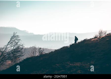 Homme seul voyageant randonnée routard dans les montagnes d'automne. Vie active et saine, aventure, vacances de voyage. Banque D'Images