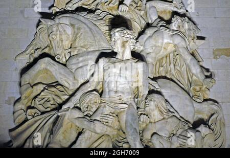 Détail nocturne du groupe sculptural la résistance de 1814, par le sculpteur Antoine Étex, sur l'Arc de Triomphe à Paris. Banque D'Images