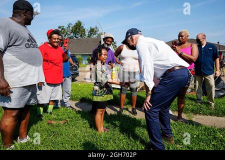 Laplace, États-Unis d'Amérique. 03 septembre 2021. Le président américain Joe Biden salue une jeune fille lors d'une visite du quartier de Cambridge endommagé par l'ouragan Ida le 3 septembre 2021 à Laplace, en Louisiane. Crédit : Adam Schultz/White House photo/Alay Live News Banque D'Images