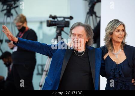 Bruno 'Red' Canzian et sa femme Beatrix Niederwieser assistent au tapis rouge du film 'Competencia Oficial' lors de la 78e F internationale de Venise Banque D'Images