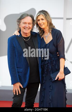 Bruno 'Red' Canzian et sa femme Beatrix Niederwieser assistent au tapis rouge du film 'Competencia Oficial' lors de la 78e F internationale de Venise Banque D'Images