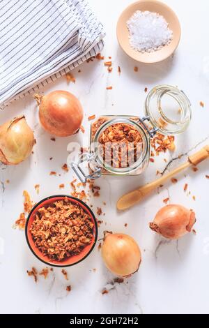 Faire des oignons frits faits maison avec des ingrédients sur une table de cuisine blanche Banque D'Images