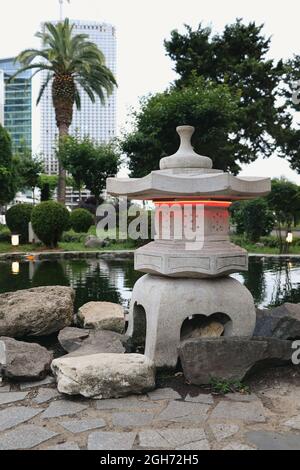 Lanterne rouge en pierre dans le jardin japonais. Soirée dans le jardin japonais d'été. Banque D'Images