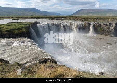 Vue sur la cascade de Godafoss, montrant le paysage, Godafoss, Islande Banque D'Images