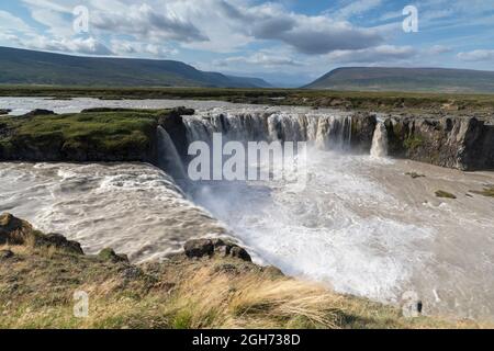 Vue sur la cascade de Godafoss, montrant le paysage, Godafoss, Islande Banque D'Images