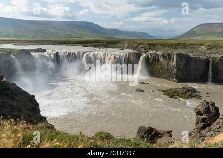 Vue sur la cascade de Godafoss, montrant le paysage, Godafoss, Islande Banque D'Images