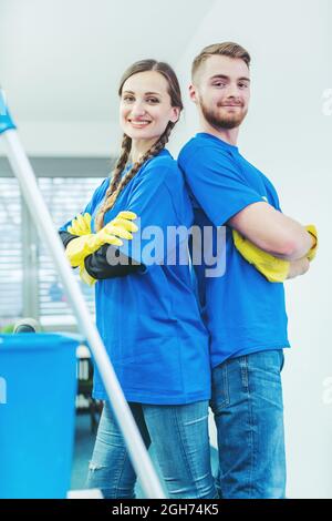 Les femmes de ménage sont fiers de leur service, les bras étant repliés Banque D'Images