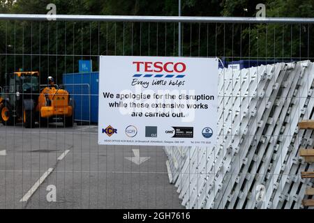 Étiquette de sécurité de construction de site Tesco, Royaume-Uni. Nous vous prions de nous excuser pour la gêne occasionnée Banque D'Images