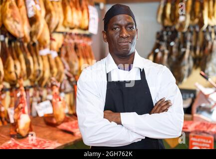 Boucher expérimenté dans la boutique de jamon Banque D'Images