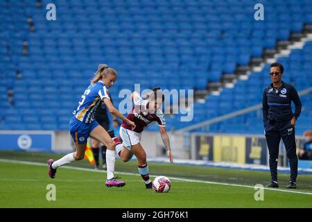 Brighton et Hove, Royaume-Uni. Le 05septembre 2021. Zaneta Wyne de West Ham United Women et Ellie Brazil de Brighton & Hove Albion Women lors du match de Super League 1 de FA Women entre Brighton & Hove Albion Women et West Ham United Women au stade communautaire American Express, Brighton et Hove, en Angleterre, le 5 septembre 2021. Photo de Carlton Myrie. Utilisation éditoriale uniquement, licence requise pour une utilisation commerciale. Aucune utilisation dans les Paris, les jeux ou les publications d'un seul club/ligue/joueur. Crédit : UK Sports pics Ltd/Alay Live News Banque D'Images