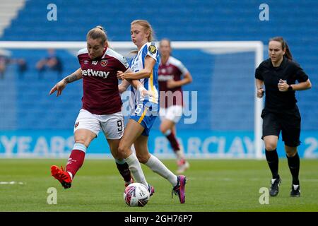 Brighton et Hove, Royaume-Uni. Le 05septembre 2021. Claudia Walker de West Ham United Women et Ellie Brazil de Brighton & Hove Albion Women lors du match de Super League 1 de FA Women entre Brighton & Hove Albion Women et West Ham United Women au stade communautaire American Express, Brighton et Hove, en Angleterre, le 5 septembre 2021. Photo de Carlton Myrie. Utilisation éditoriale uniquement, licence requise pour une utilisation commerciale. Aucune utilisation dans les Paris, les jeux ou les publications d'un seul club/ligue/joueur. Crédit : UK Sports pics Ltd/Alay Live News Banque D'Images