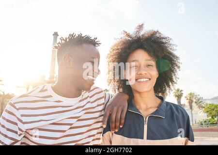 Portrait regardant l'appareil photo d'un couple, d'amis ou de frères noirs. Banque D'Images