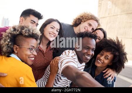 Groupe multiethnique d'amis. Prendre le selfie à l'extérieur. Caucasien, asiatique, latino-américain, peuple africain-américain. Concept de joie, de s'amuser, de rencontrer des amis. Banque D'Images