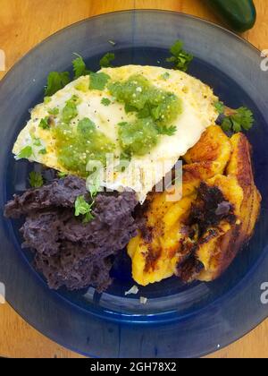 Petit déjeuner mexicain, omelette, plantain et haricots noirs Banque D'Images