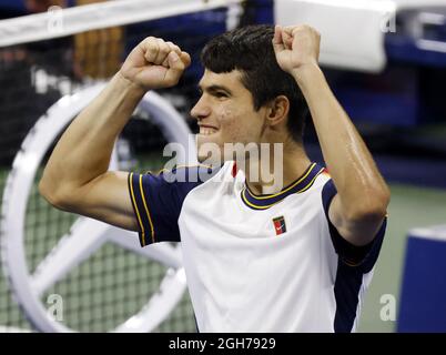 Flushing Meadow, United a déclaré. Le 05septembre 2021. Carlos Alcaraz Garfia d'Espagne célèbre après avoir battu Peter Gojowczyk d'Allemagne en 5 se déroule dans la 4ème ronde des Championnats de tennis américains 2021 au Centre national de tennis de l'USTA Billie Jean King le dimanche 5 septembre 2021 à New York. Photo de John Angelillo/UPI crédit: UPI/Alay Live News Banque D'Images