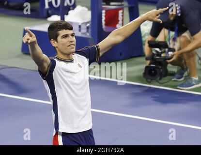 Flushing Meadow, United a déclaré. Le 05septembre 2021. Carlos Alcaraz Garfia d'Espagne célèbre après avoir battu Peter Gojowczyk d'Allemagne en 5 se déroule dans la 4ème ronde des Championnats de tennis américains 2021 au Centre national de tennis de l'USTA Billie Jean King le dimanche 5 septembre 2021 à New York. Photo de John Angelillo/UPI crédit: UPI/Alay Live News Banque D'Images