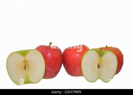 Pommes rouges et vertes à moitié isolées sur fond blanc. Pommes rouges isolées sur fond blanc, chemin de coupure, profondeur de champ totale. Banque D'Images