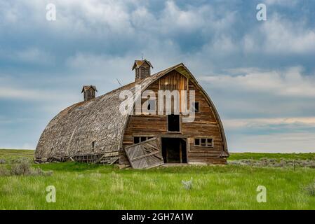 Ciel orageux au-dessus d'une ancienne grange de prairie abandonnée dans la région rurale de la Saskatchewan Banque D'Images