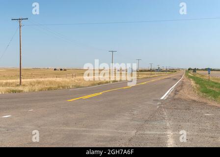 Route de comté à deux voies traversant le pays agricole Banque D'Images